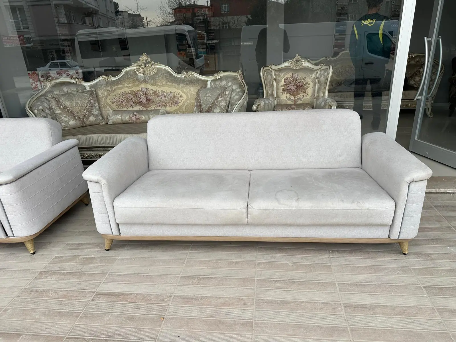 Yenileme öncesindeki açık renk koltuk takımı