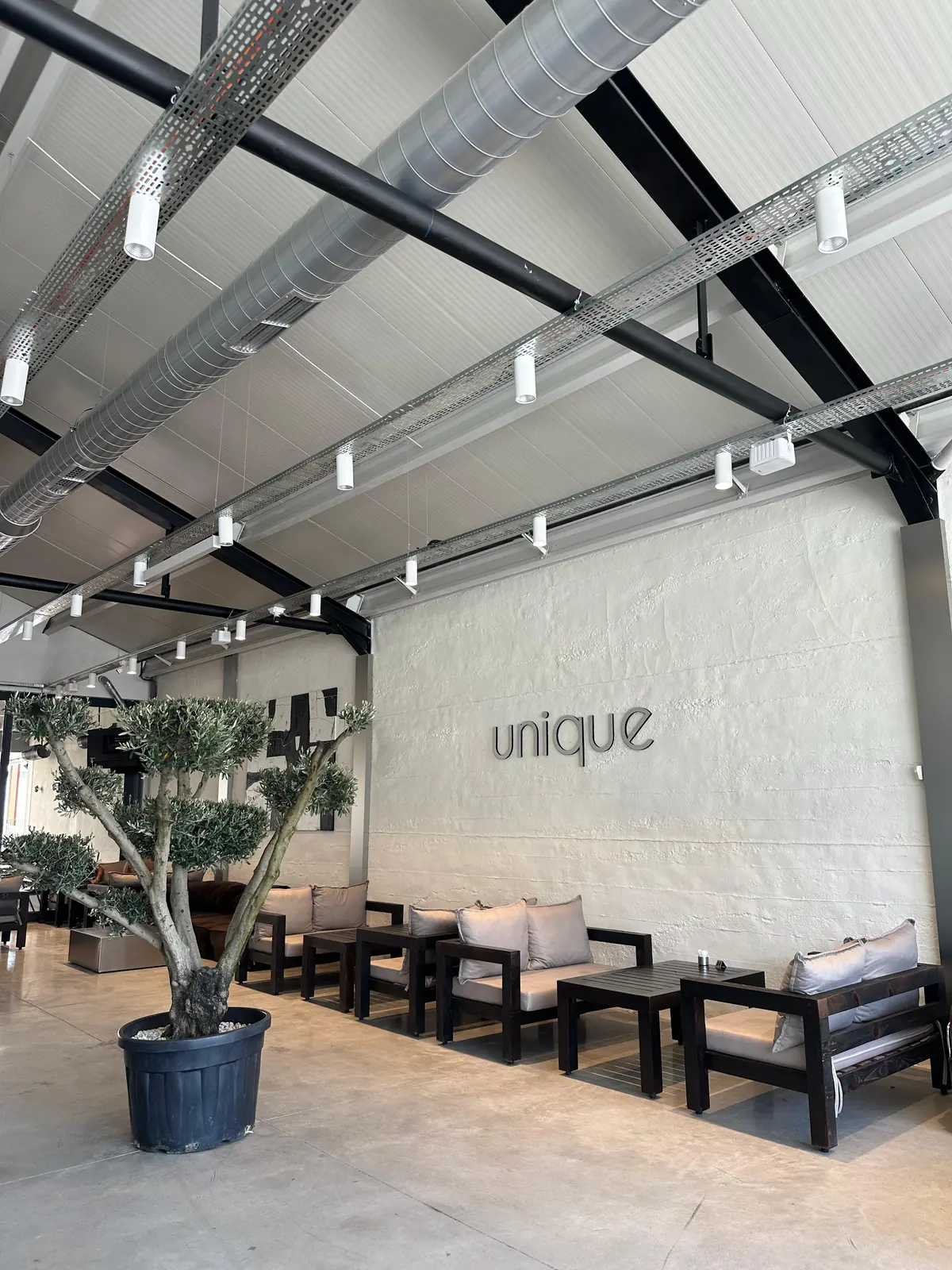 Cafe Unique için tamamlanan kafeterya koltukları